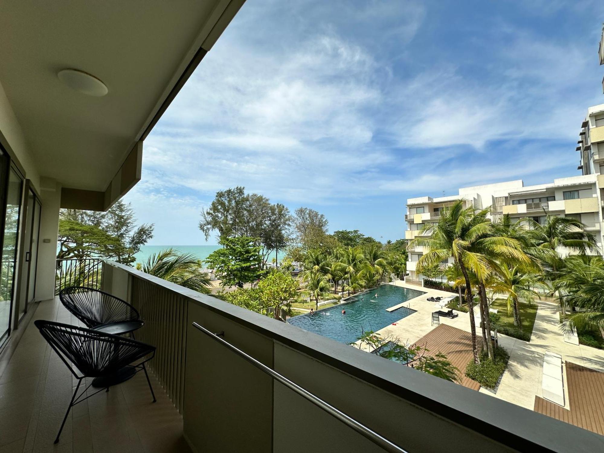 Апартаменти By The Sea- Pool And Sea View Бату-Феррінгі Екстер'єр фото