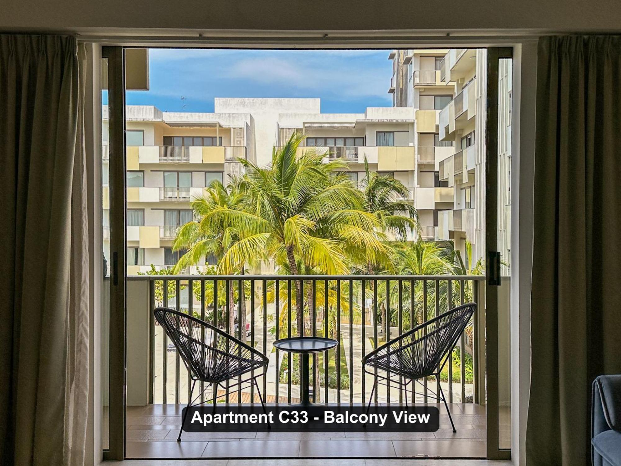 Апартаменти By The Sea- Pool And Sea View Бату-Феррінгі Екстер'єр фото