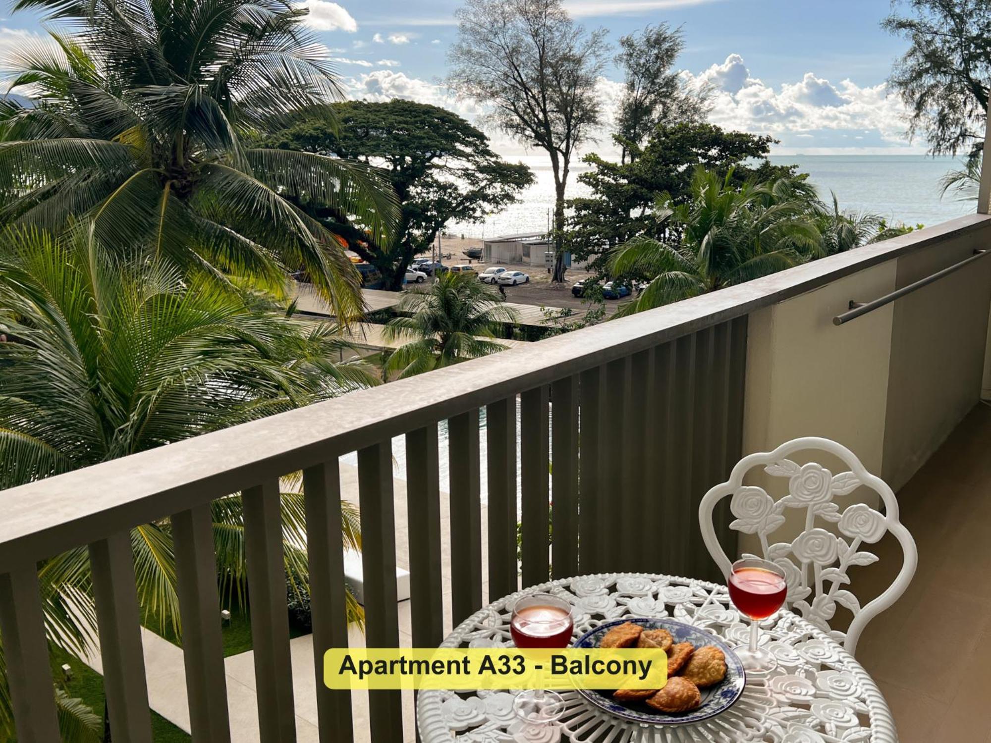 Апартаменти By The Sea- Pool And Sea View Бату-Феррінгі Екстер'єр фото