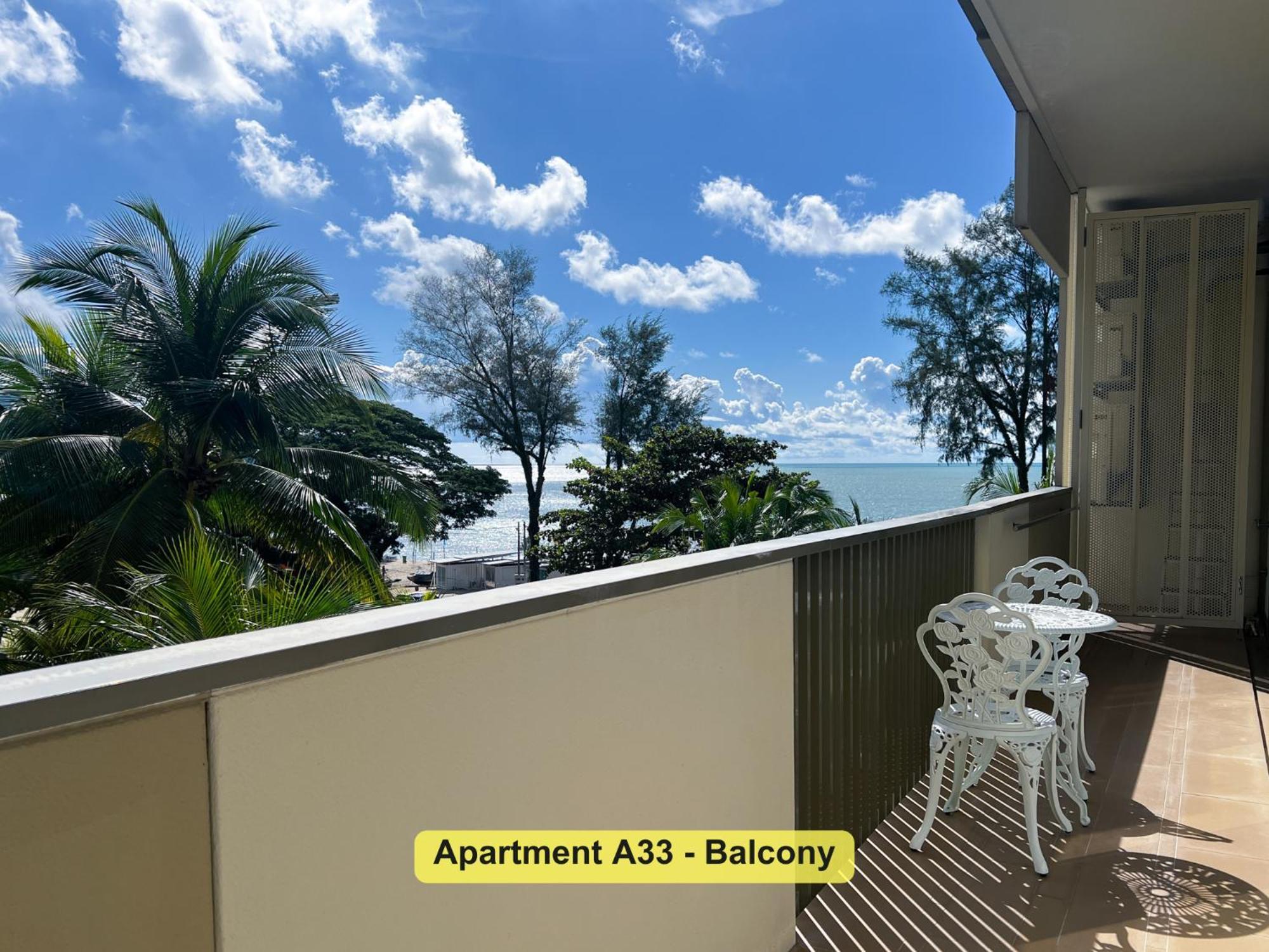 Апартаменти By The Sea- Pool And Sea View Бату-Феррінгі Екстер'єр фото
